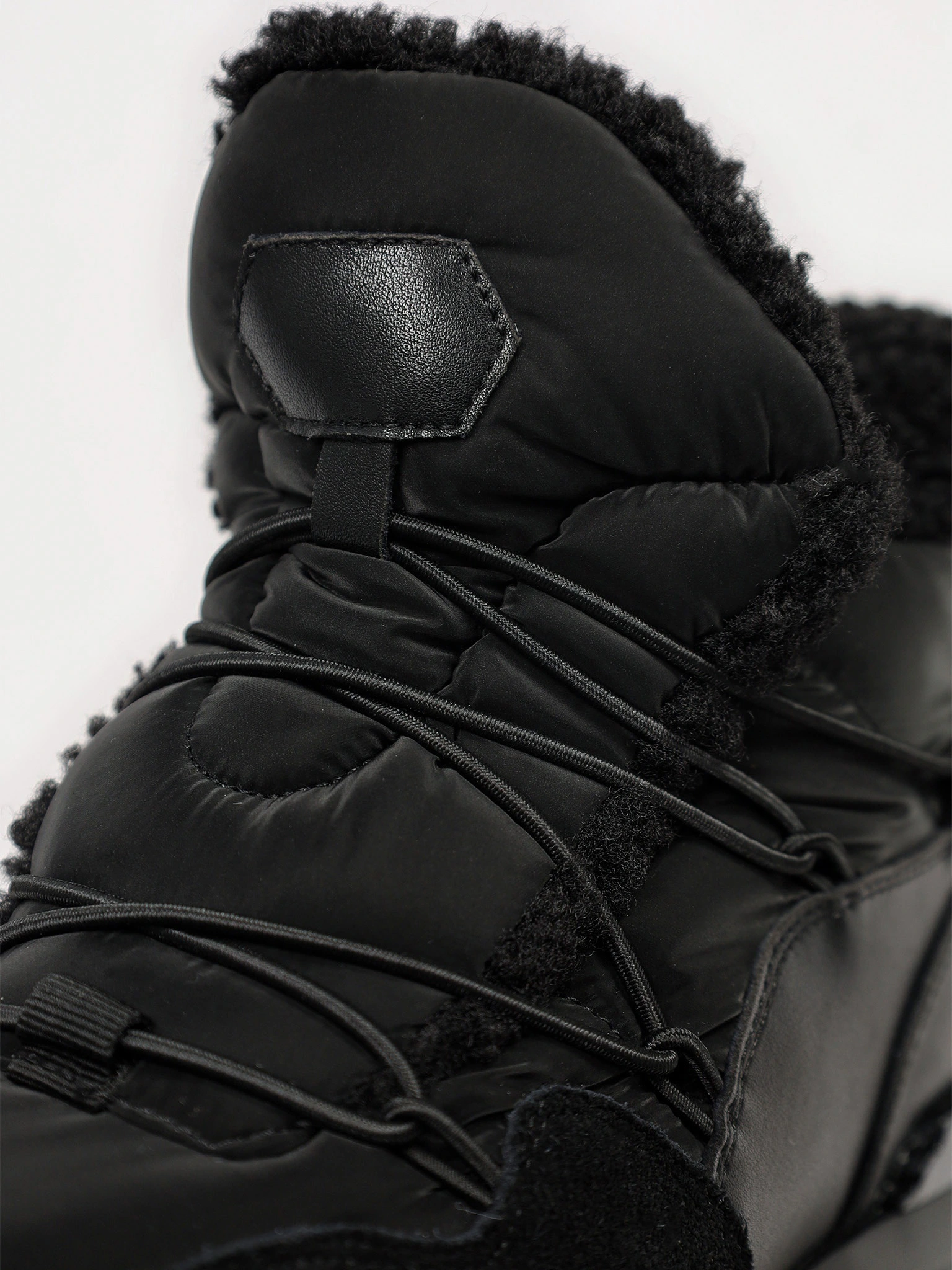 Кроссовки комбинированные черного цвета на рельефной подошве